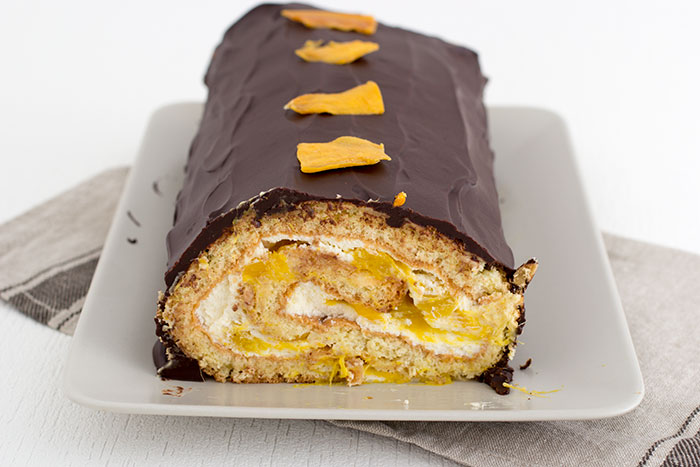 07-week-roulade-with-mango-and-chocolate